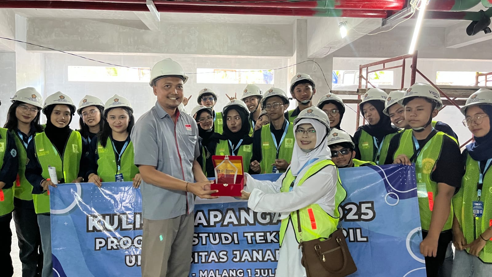 Mahasiswa Prodi Teknik Sipil Laksanakan Kuliah Kerja Lapangan di Proyek Gedung 14 Lantai