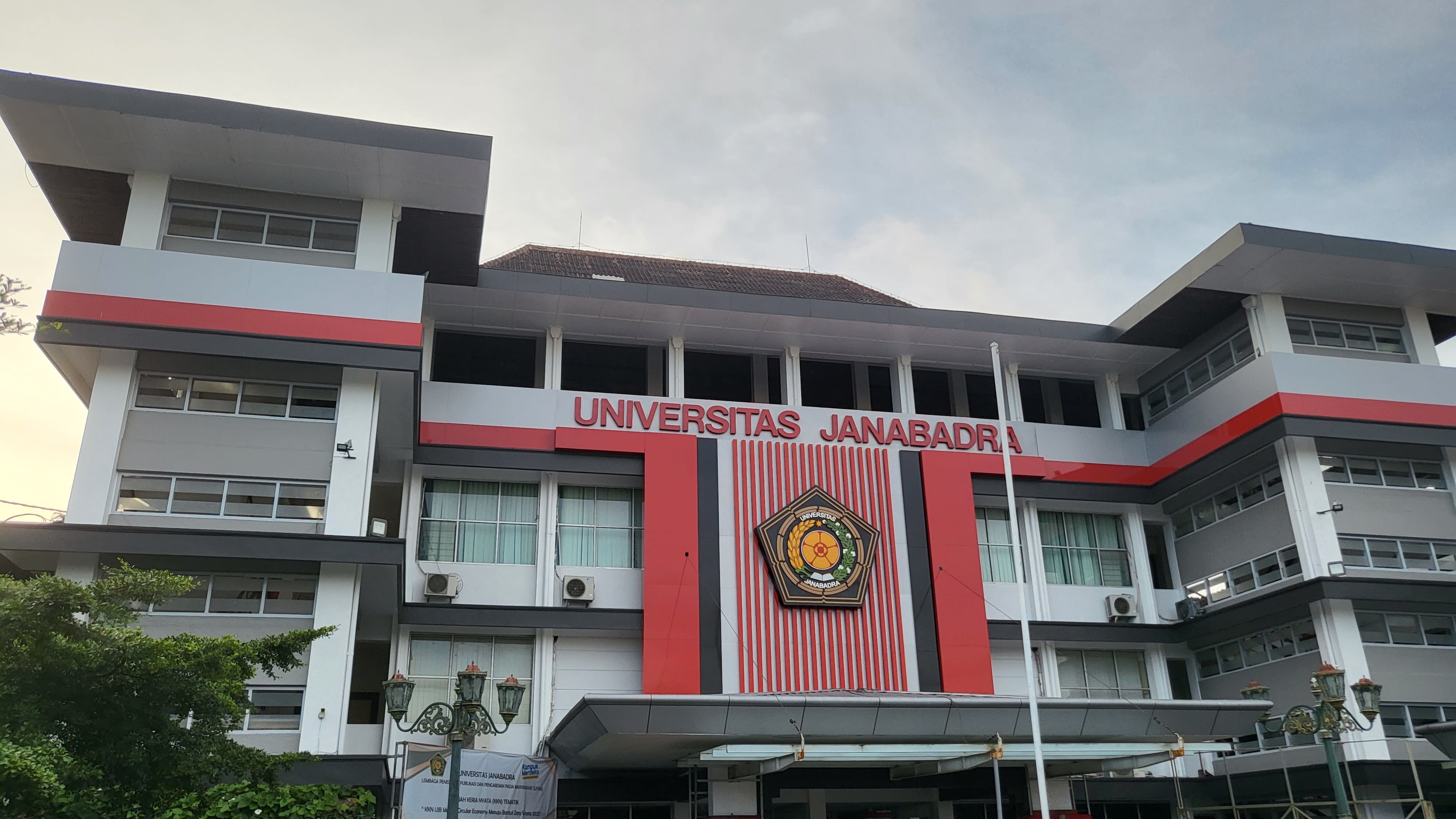 Universitas Janabadra